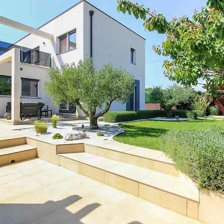 Modern Nerina With Private Pool Near *
