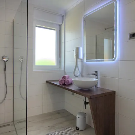 Modern Nerina With Private Pool Near Pola
