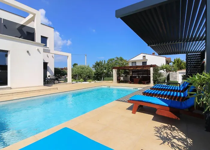 Modern Nerina With Private Pool Near 빌라