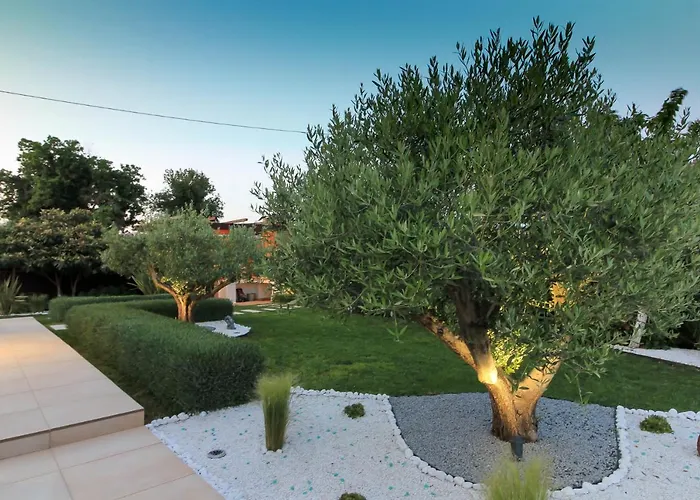 Modern Nerina With Private Pool Near 빌라