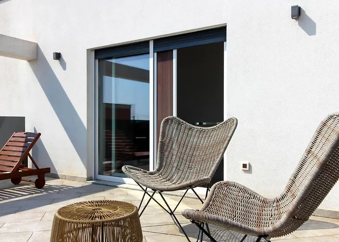 Modern Nerina With Private Pool Near * 풀라