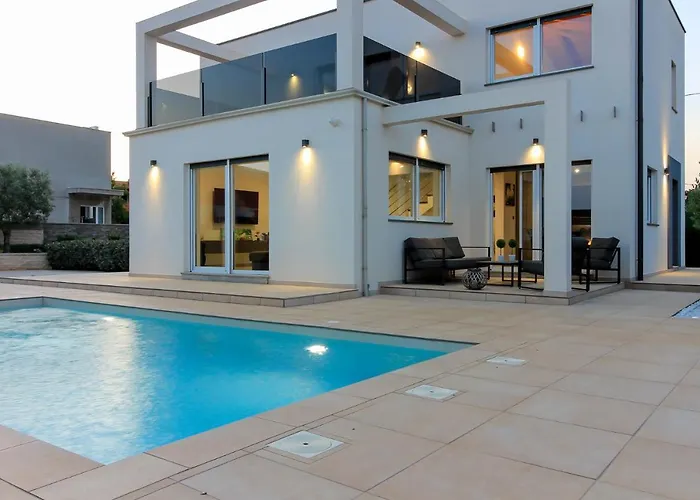 Modern Nerina With Private Pool Near * 풀라