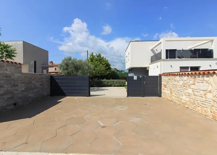 Modern Nerina With Private Pool Near 풀라