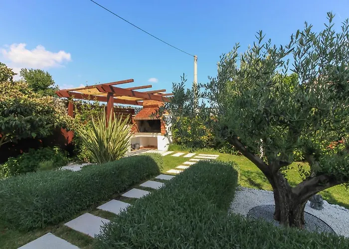 빌라 Modern Nerina With Private Pool Near *