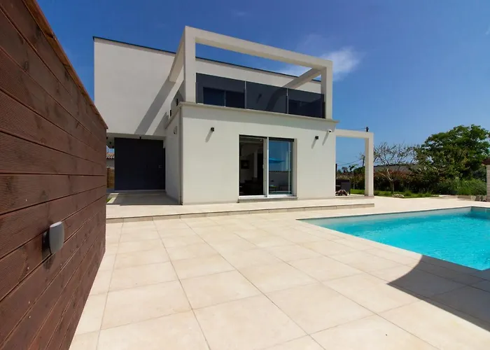فيلة Modern Nerina With Private Pool Near *