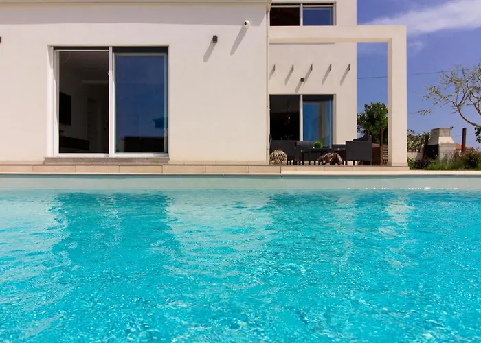 Modern Nerina With Private Pool Near 빌라