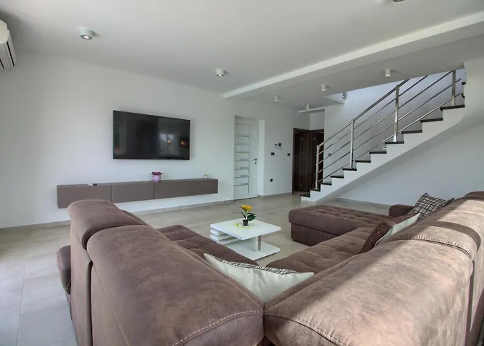 Modern Nerina With Private Pool Near بولا