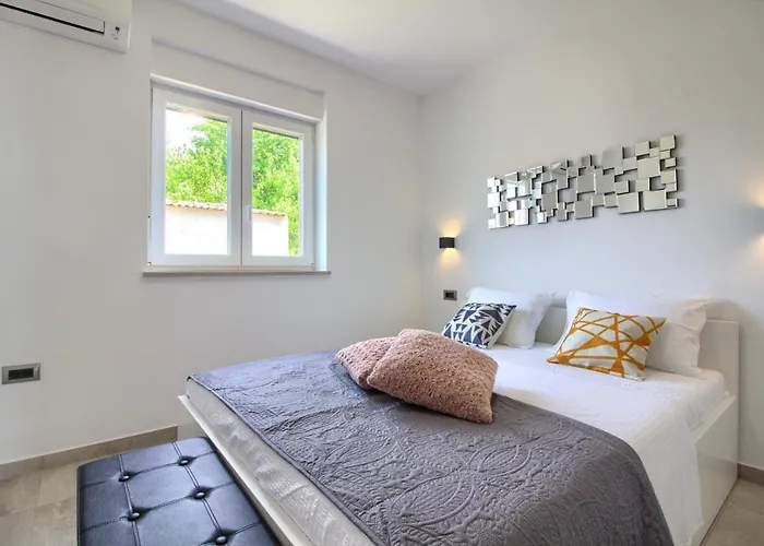 Modern Nerina With Private Pool Near Villa