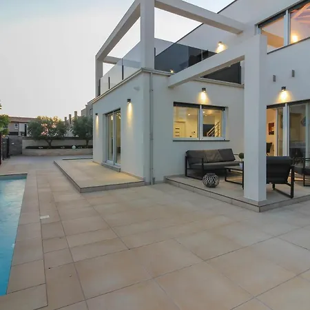 Modern Nerina With Private Pool Near Pula