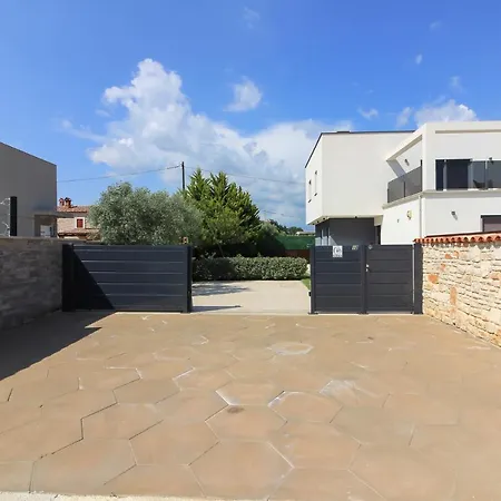 Modern Nerina With Private Pool Near Pula