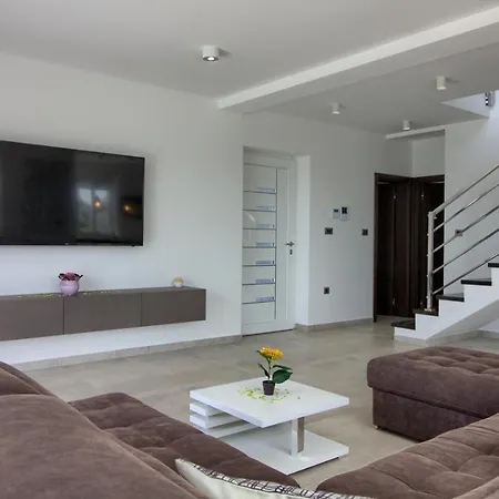 Modern Nerina With Private Pool Near