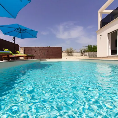 Willa Modern Nerina With Private Pool Near