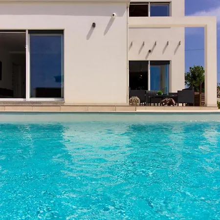 Modern Nerina With Private Pool Near Willa