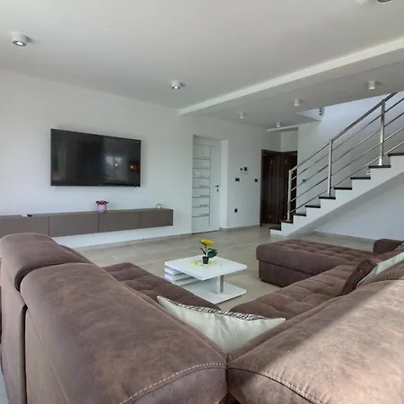 Modern Nerina With Private Pool Near פולה