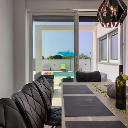 Vila Modern Nerina With Private Pool Near Pula