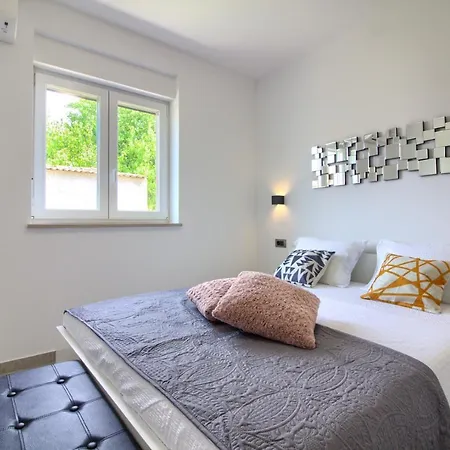 Modern Nerina With Private Pool Near Willa