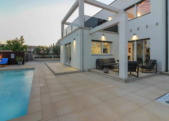 Modern Nerina With Private Pool Near 풀라