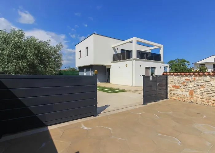 Modern Nerina With Private Pool Near