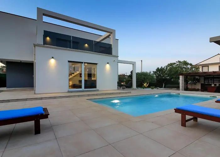 Modern Nerina With Private Pool Near 빌라