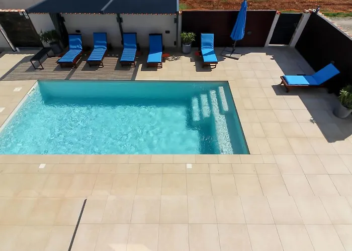 Modern Nerina With Private Pool Near 풀라