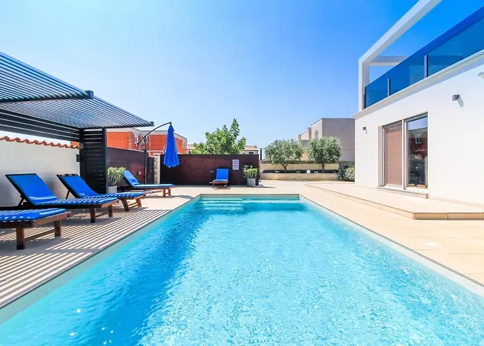 빌라 Modern Nerina With Private Pool Near *