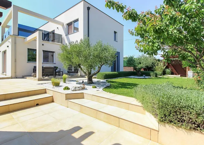 Modern Nerina With Private Pool Near *