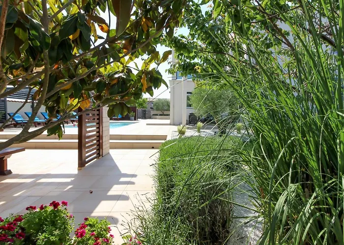 Modern Nerina With Private Pool Near *