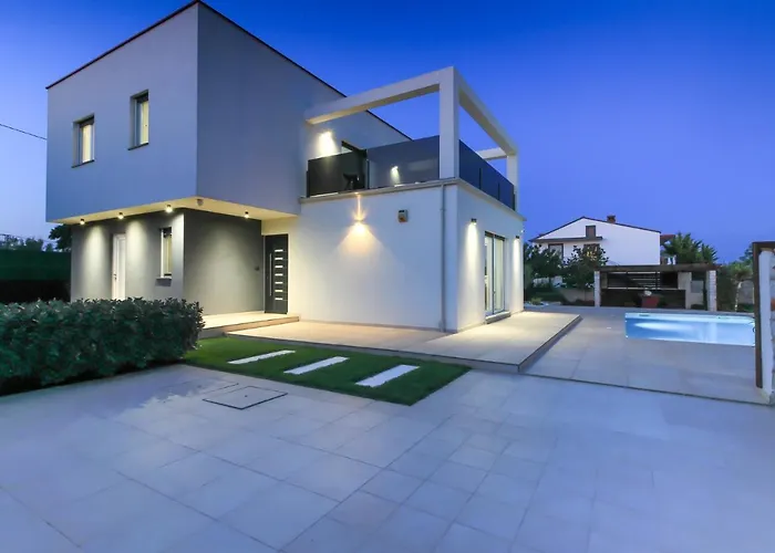 Modern Nerina With Private Pool Near 풀라