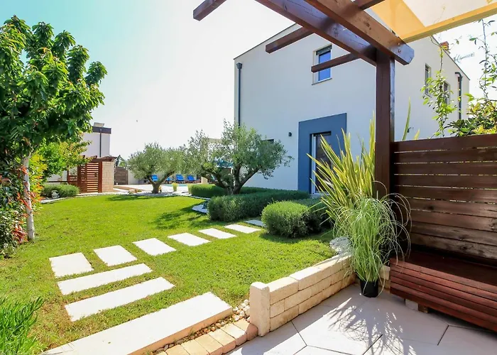 빌라 Modern Nerina With Private Pool Near 풀라