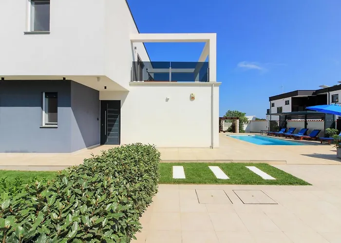 Modern Nerina With Private Pool Near * 풀라