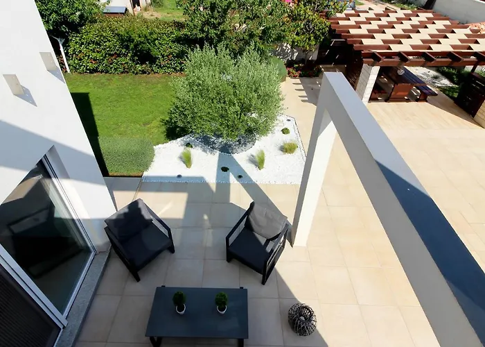 Modern Nerina With Private Pool Near 풀라