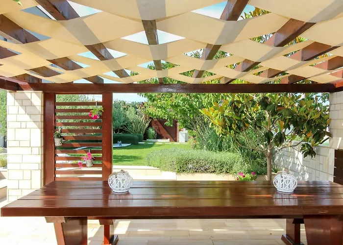 Modern Nerina With Private Pool Near * 풀라