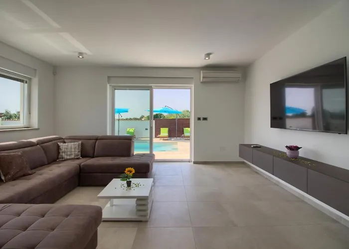 Modern Nerina With Private Pool Near