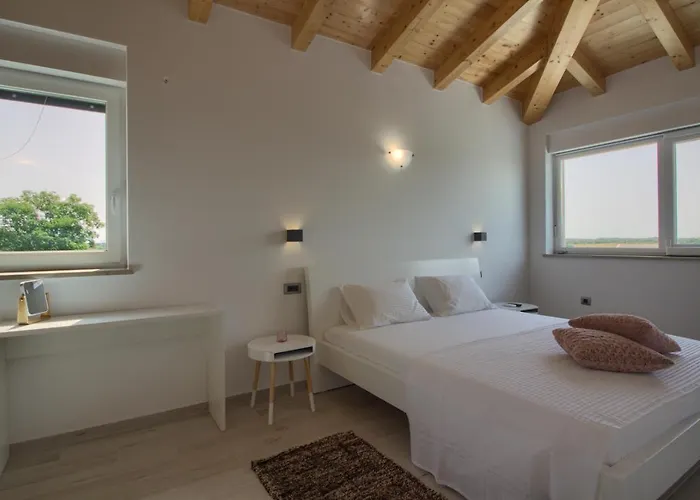 빌라 Modern Nerina With Private Pool Near