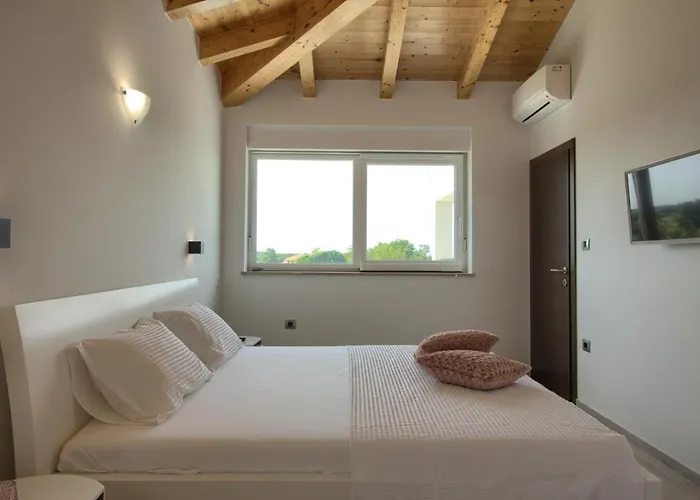 Modern Nerina With Private Pool Near 빌라 풀라