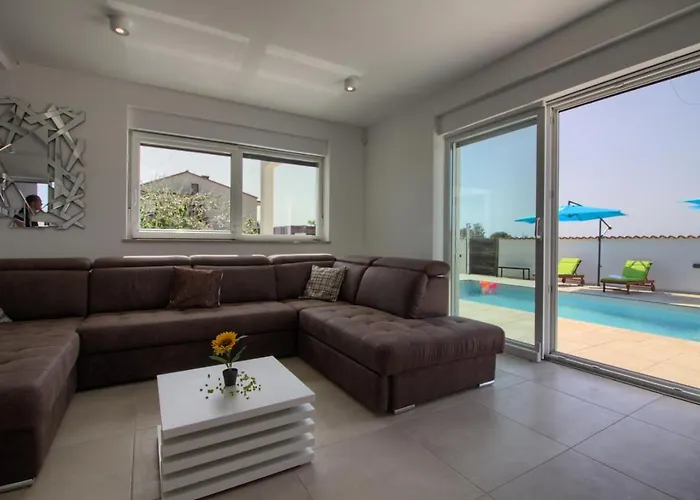 Modern Nerina With Private Pool Near *