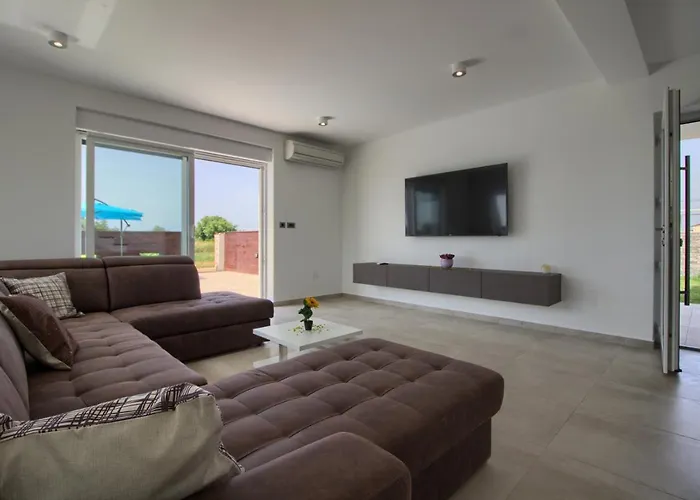 Modern Nerina With Private Pool Near 빌라 *