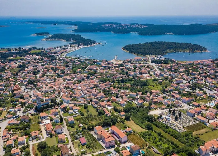 Modern Nerina With Private Pool Near 풀라