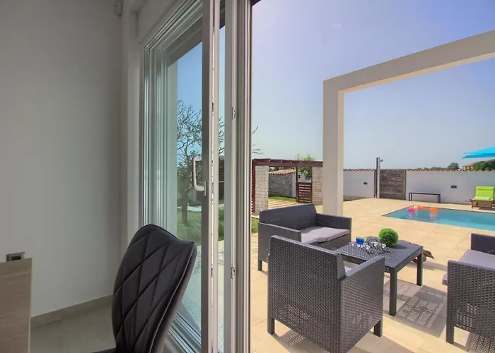 Modern Nerina With Private Pool Near *