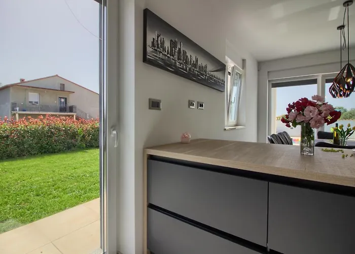 빌라 Modern Nerina With Private Pool Near