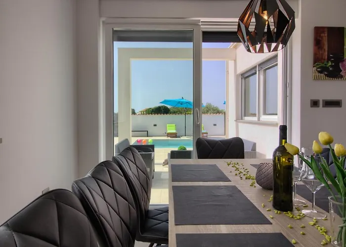 빌라 Modern Nerina With Private Pool Near 풀라