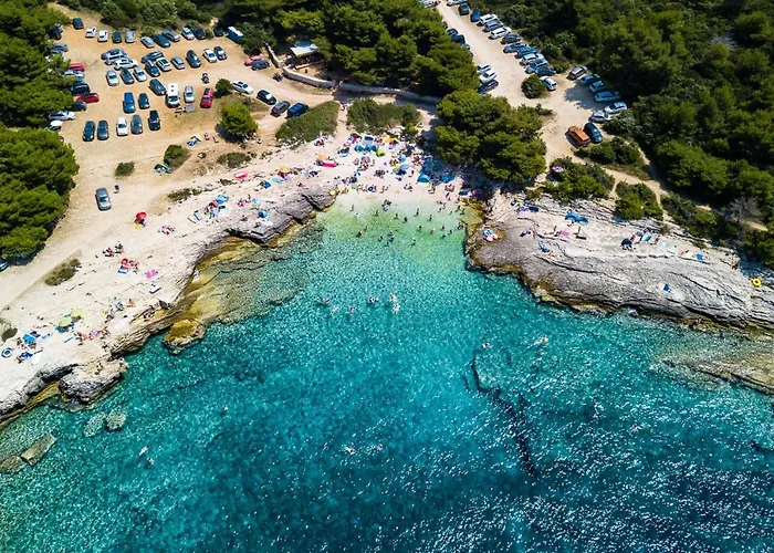 Modern Nerina With Private Pool Near 빌라