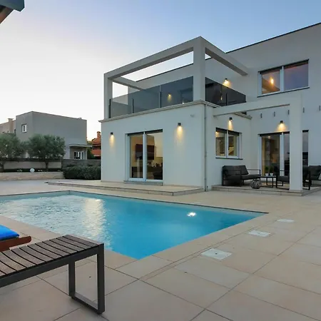 Modern Nerina With Private Pool Near