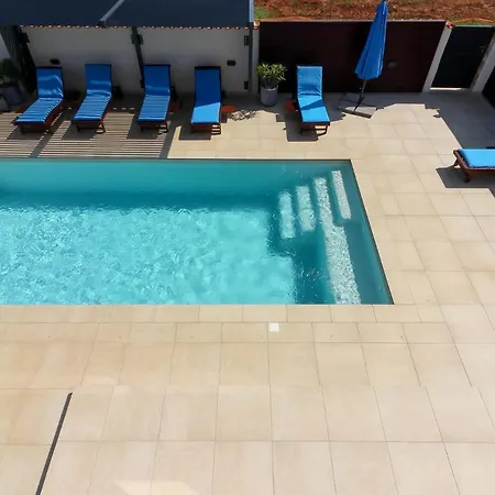 Modern Nerina With Private Pool Near Пула