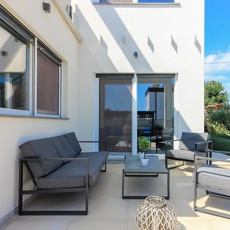 Modern Nerina With Private Pool Near