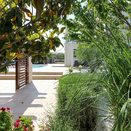 Modern Nerina With Private Pool Near *