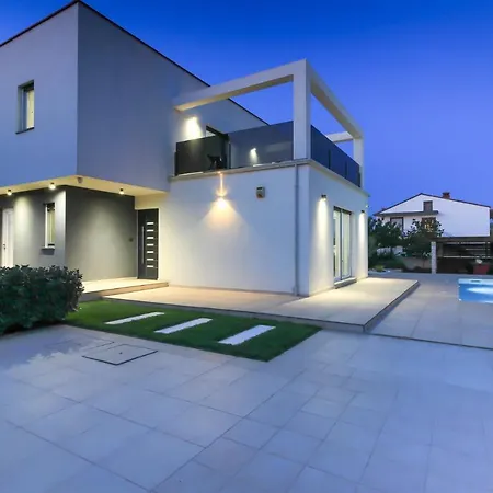 Modern Nerina With Private Pool Near Pula