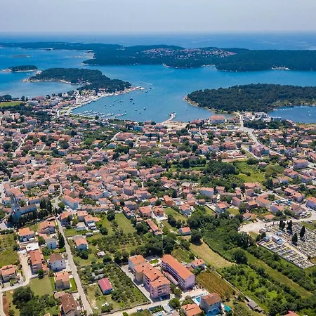 Modern Nerina With Private Pool Near Пула