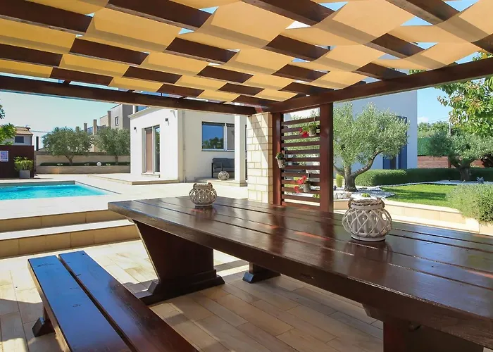 Βίλα Modern Nerina With Private Pool Near