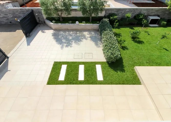 Βίλα Modern Nerina With Private Pool Near Πούλα